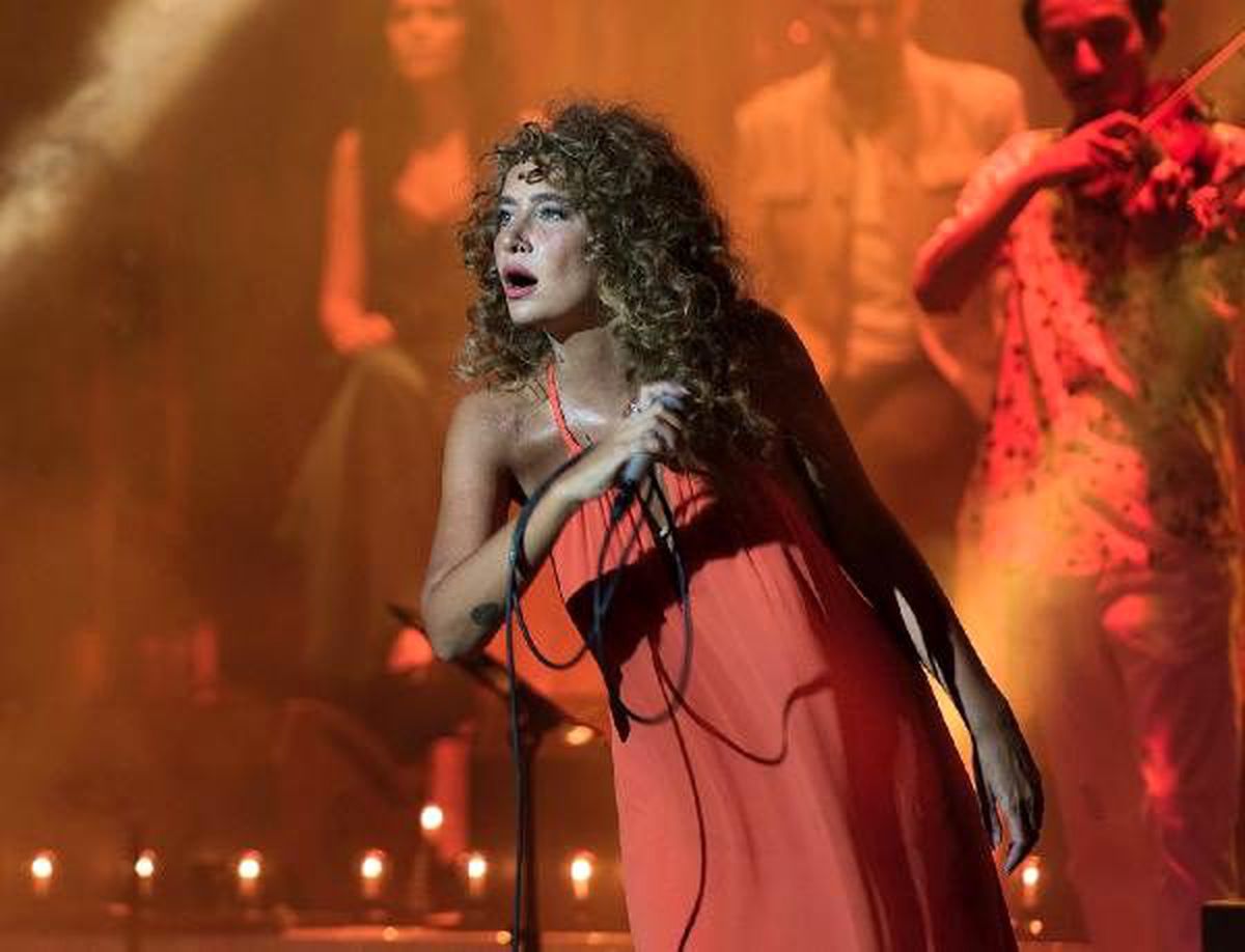Bodrum'da konser veren Sıla'nın sahne öncesi elbisesine yağ döküldü