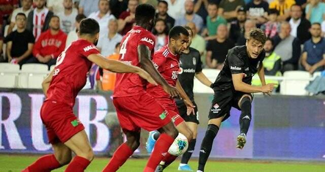 Sivasspor evinde Beşiktaş'ı 3-0 mağlup etti