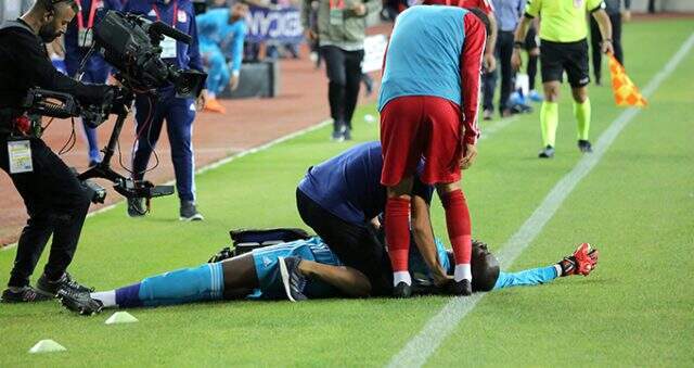Sivasspor kalecisi Samassa, ambulansla sahayı terk etti