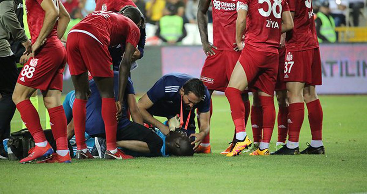 Sivasspor kalecisi Samassa, ambulansla sahayı terk etti