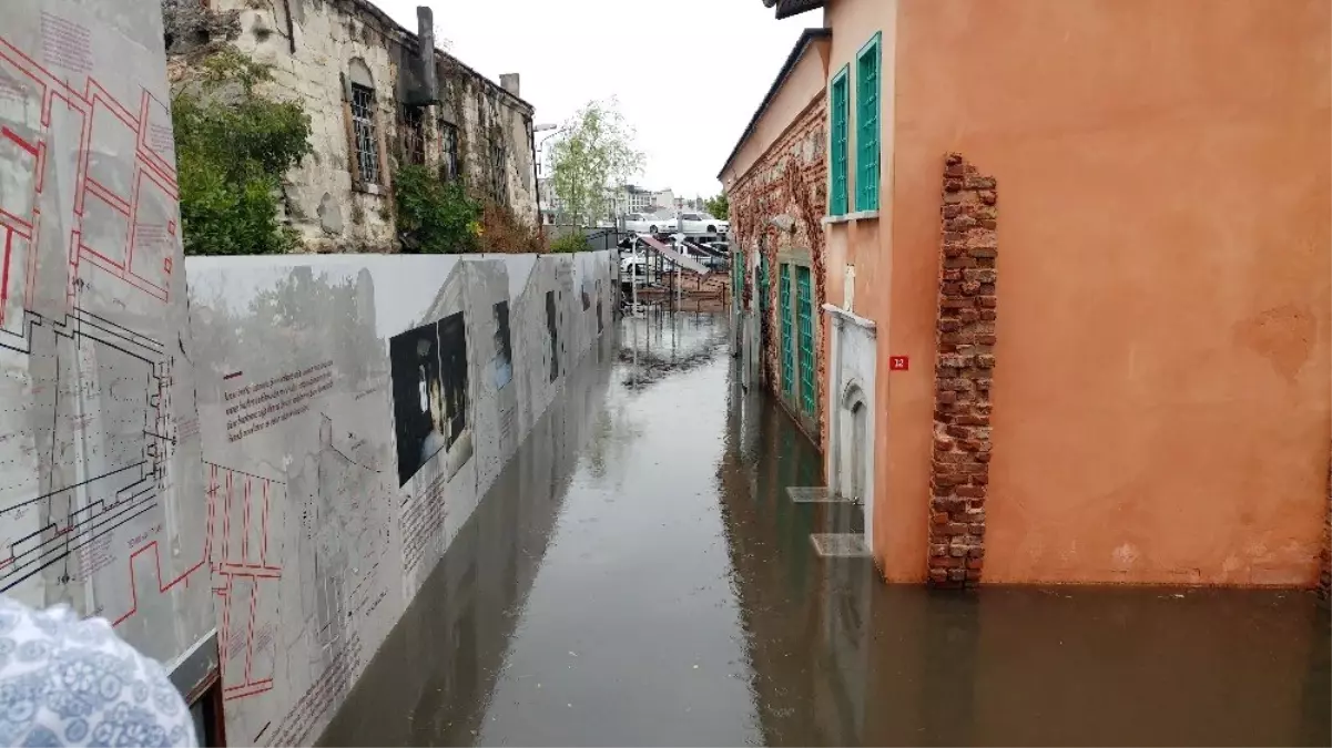 Tarihi Ahi Çelebi Camisi sular altında kaldı