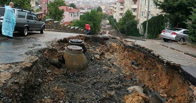 Üsküdar Bosna bulvarında yoğun yağış sonrası yol çöktü
