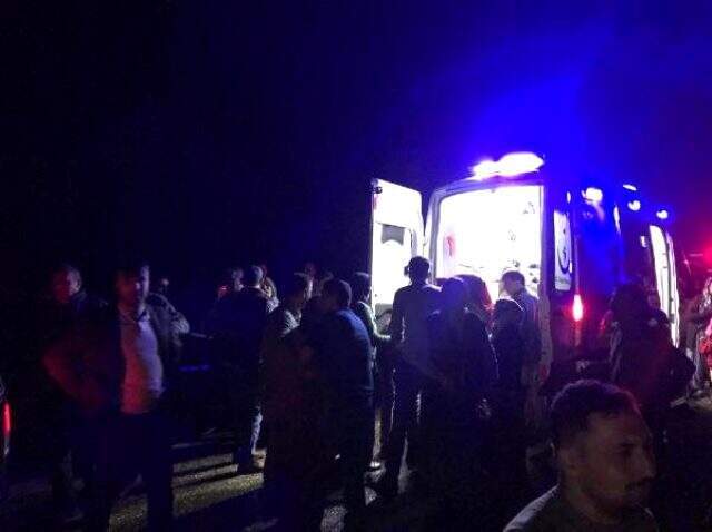 4 kişinin bulunduğu otomobil suya gömüldü