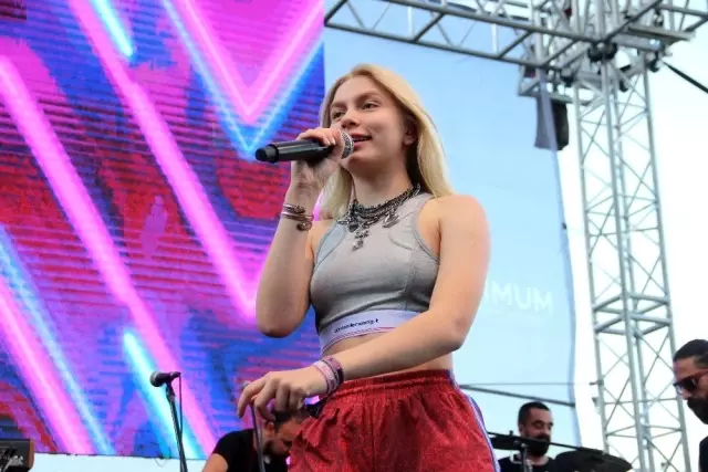 İzmir'de konser veren Aleyna Tilki'ye hayranından ilginç pankart: Aley baba İzmir'de konser veren Aleyna Tilki'ye hayranından ilginç pankart: Aley baba