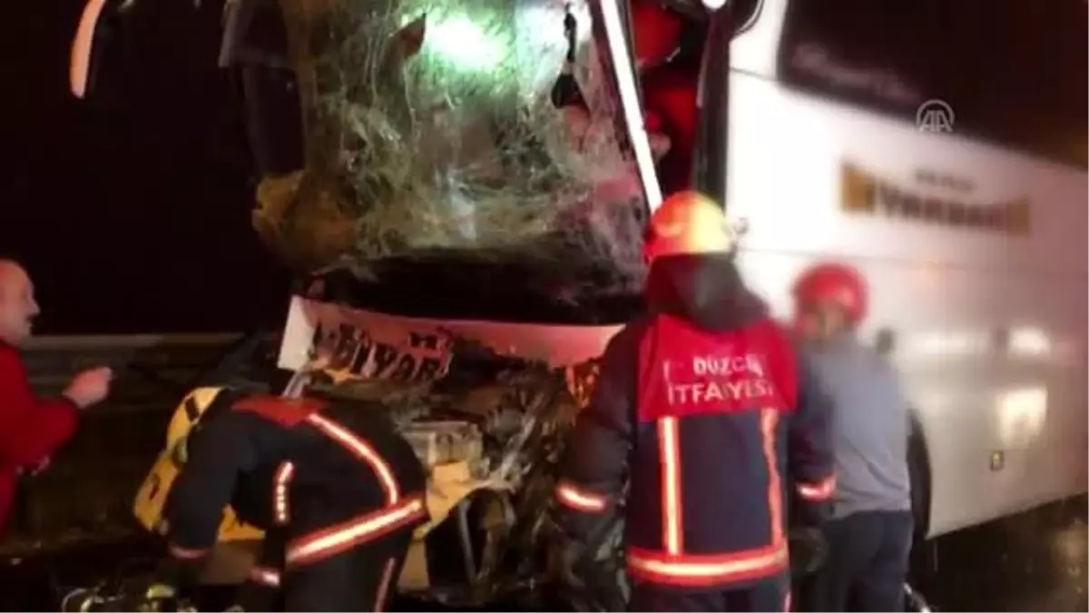 Anadolu Otoyolu'nda yolcu otobüsü ile kamyon çarpıştı