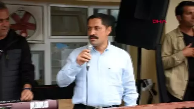 ARDAHAN Vali yağmur altında köylülerle halay çekti ARDAHAN Vali yağmur altında köylülerle halay çekti
