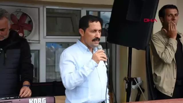 ARDAHAN Vali yağmur altında köylülerle halay çekti ARDAHAN Vali yağmur altında köylülerle halay çekti