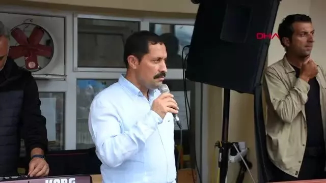 ARDAHAN Vali yağmur altında köylülerle halay çekti ARDAHAN Vali yağmur altında köylülerle halay çekti