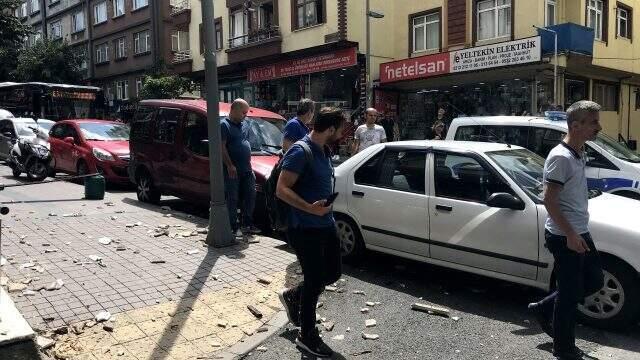 Binanın saçağından düşen taş parçası genç kadını hastanelik etti
