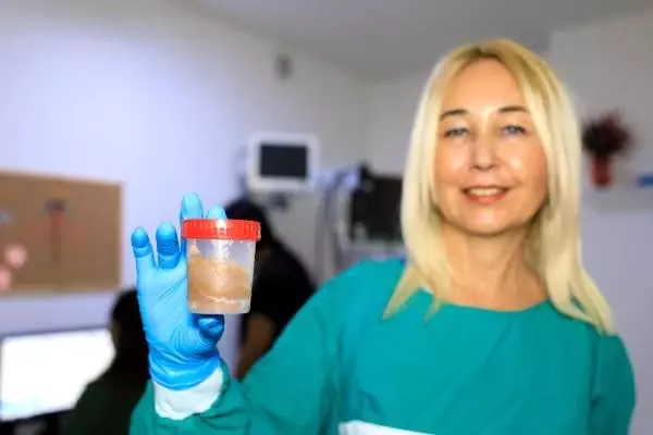 Dışkısını bağışlayarak öğrenci okutuyor Dışkısını bağışlayarak öğrenci okutuyor
