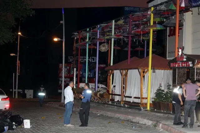 Eğlence merkezindeki kavgada silahlar konuştu: 3 yaralı Eğlence merkezindeki kavgada silahlar konuştu: 3 yaralı