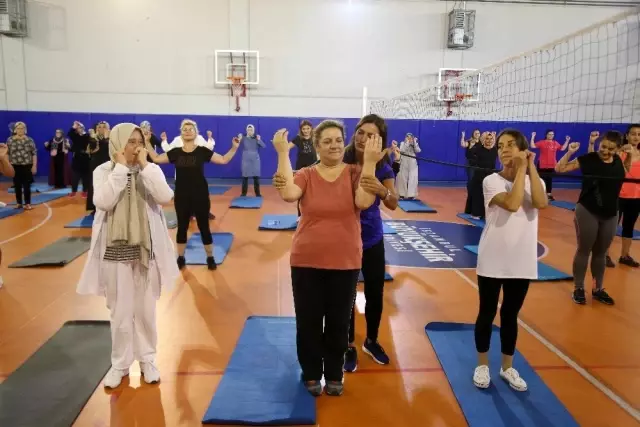 Eyüpsultanlı kadınlar, pilates ve zumba yaparak form tutuyor Eyüpsultanlı kadınlar, pilates ve zumba yaparak form tutuyor