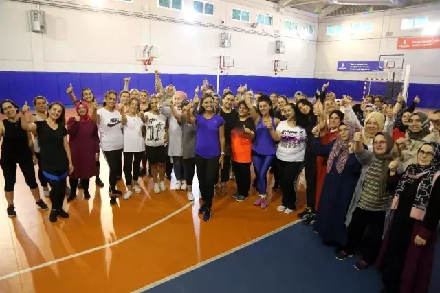 Eyüpsultanlı kadınlar, pilates ve zumba yaparak form tutuyor Eyüpsultanlı kadınlar, pilates ve zumba yaparak form tutuyor