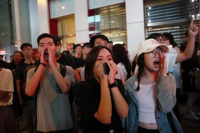 Hong Kong'da hükümet karşıtı protestolar yağmura rağmen devam ediyor