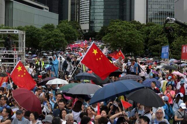 Hong Kong'da hükümet karşıtı protestolar yağmura rağmen devam ediyor