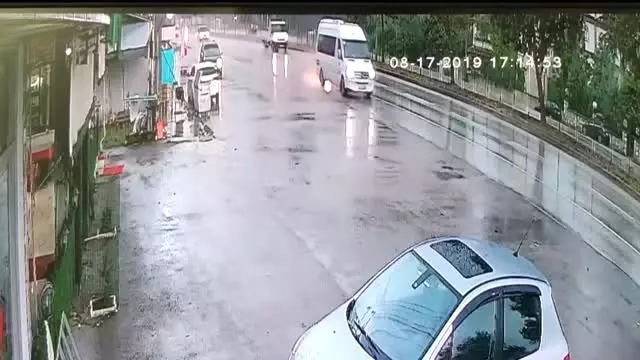 Minibüs kafeteryaya girdi: 2 yaralı Minibüs kafeteryaya girdi: 2 yaralı