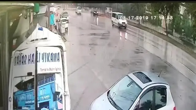 Minibüs kafeteryaya girdi: 2 yaralı Minibüs kafeteryaya girdi: 2 yaralı