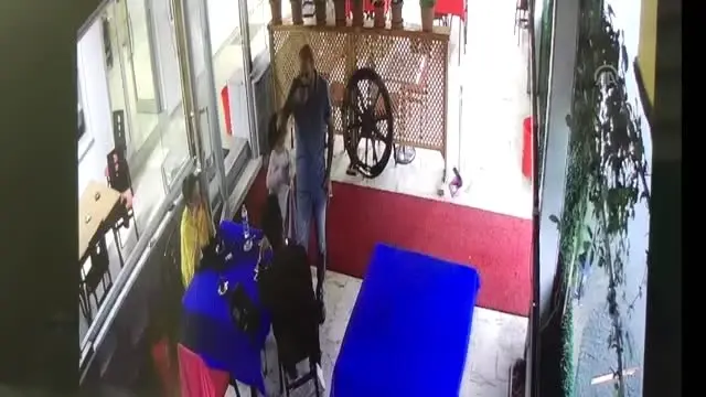 Minibüs kafeteryaya girdi: 2 yaralı Minibüs kafeteryaya girdi: 2 yaralı