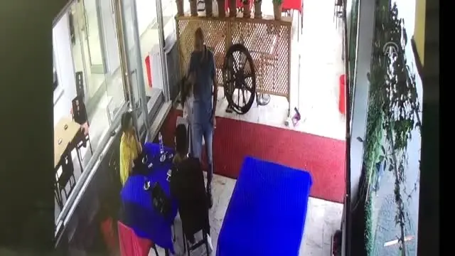 Minibüs kafeteryaya girdi: 2 yaralı Minibüs kafeteryaya girdi: 2 yaralı