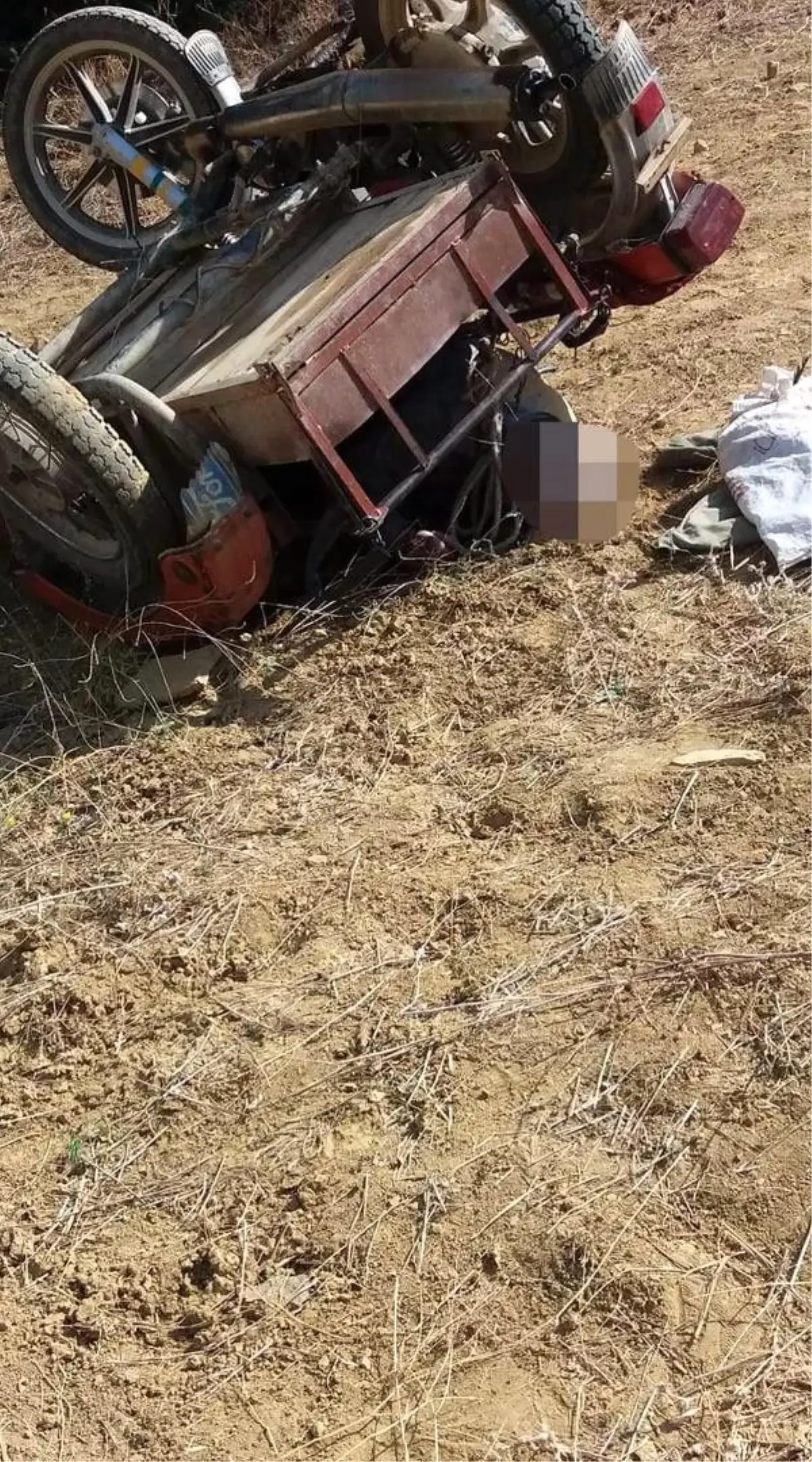 Motosikletin altında kalan yaşlı adam öldü