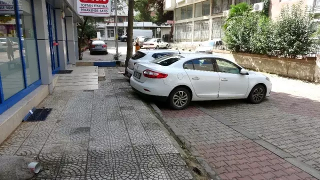 Otomobilin camını kırıp 24 bin kira çalan hırsızlar güvenlik kamerasında Otomobilin camını kırıp 24 bin kira çalan hırsızlar güvenlik kamerasında