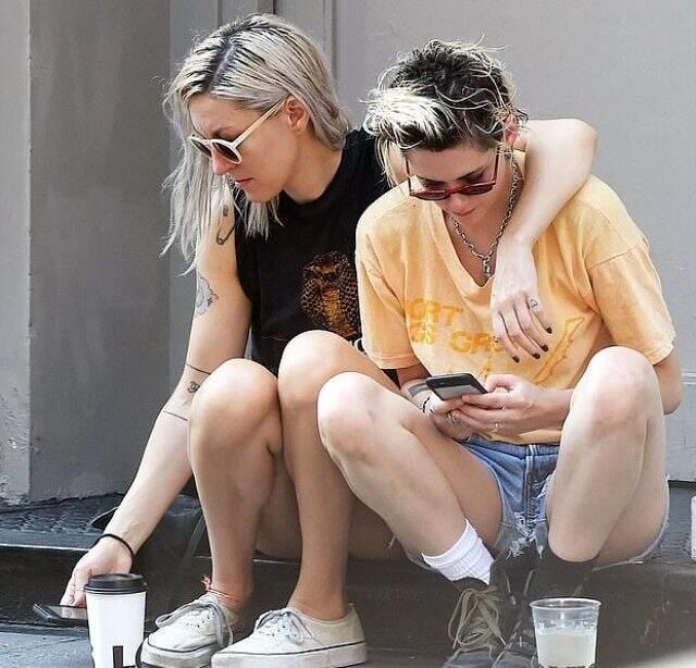 Oyuncu Kristen Stewart, senarist Dylan Meyer ile öpüşürken görüntülendi