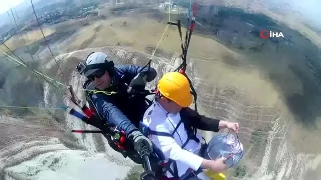 Paraşütle atladı, havada çay doldurdu
