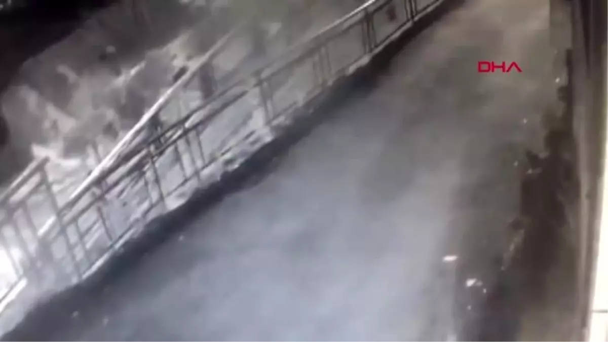 PENCERELERE TIRMANAN HIRSIZLAR YAKALANDI