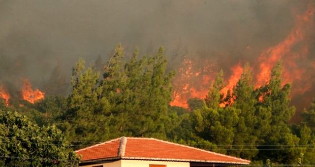 İzmir alev alev yanıyor! Yangın köye sıçradı - Haber