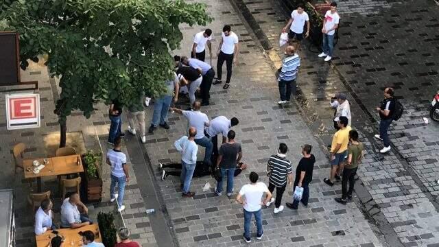 Taksim'de Afganistan ve Pakistan uyruklu kişiler kesici aletlerle birbirine girdi! Olay anı kameraya yansıdı