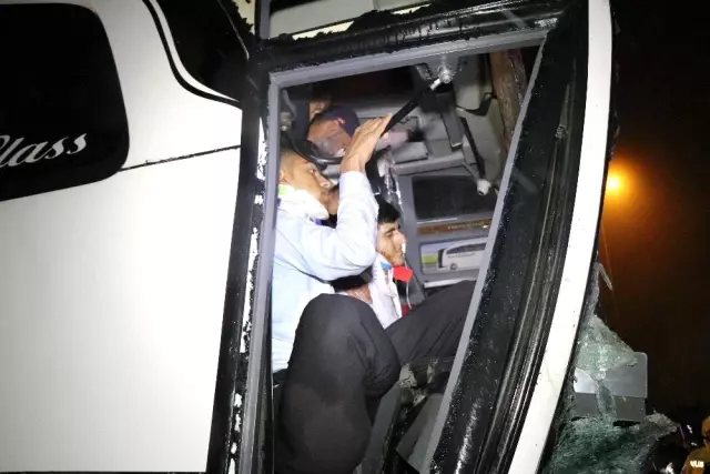 TEM'de, yolcu otobüsü tıra çarptı: 37 yaralı TEM'de, yolcu otobüsü tıra çarptı: 37 yaralı