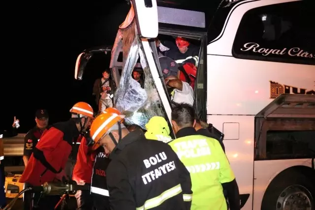 TEM'de, yolcu otobüsü tıra çarptı: 37 yaralı TEM'de, yolcu otobüsü tıra çarptı: 37 yaralı