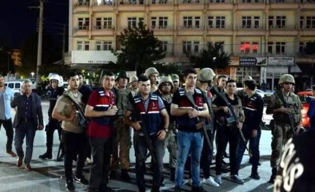 Tokat'ta iki grup arasında çıkan kavga ilçeyi savaş alanına çevirdi