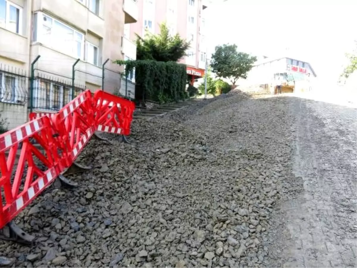 Üsküdar'da çöken yolda çalışmalar başladı