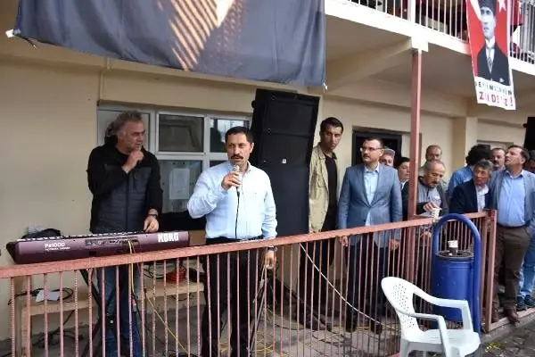 Vali, yağmur altında köylülerle halay çekti Vali, yağmur altında köylülerle halay çekti