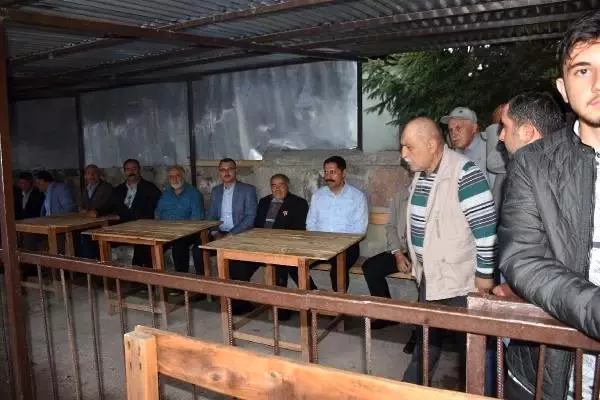 Vali, yağmur altında köylülerle halay çekti Vali, yağmur altında köylülerle halay çekti