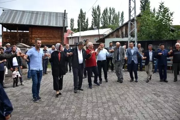 Vali, yağmur altında köylülerle halay çekti Vali, yağmur altında köylülerle halay çekti