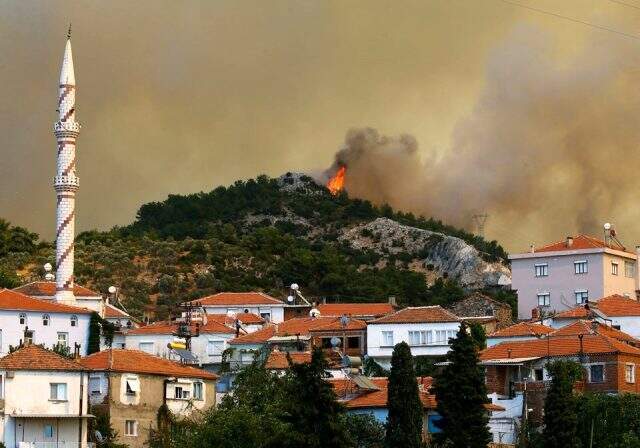 24 saattir kontrol altına alınamayan İzmir Karabağlar'daki yangın için Bakan Pakdemirli'den açıklama geldi