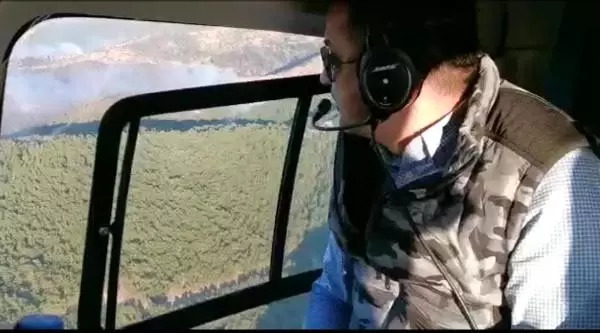 Bakan Pakdemirli, İzmir'deki orman yangını bölgesini havadan inceledi Bakan Pakdemirli, İzmir'deki orman yangını bölgesini havadan inceledi
