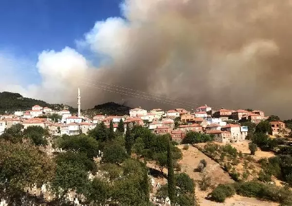 Bakan Pakdemirli, İzmir'deki orman yangını bölgesini havadan inceledi (6) Bakan Pakdemirli, İzmir'deki orman yangını bölgesini havadan inceledi (6)