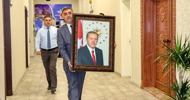 Başkan Vekili olarak atanan Vali Mehmet Emin Bilmez, ilk olarak Erdoğan'ın fotoğrafını astı