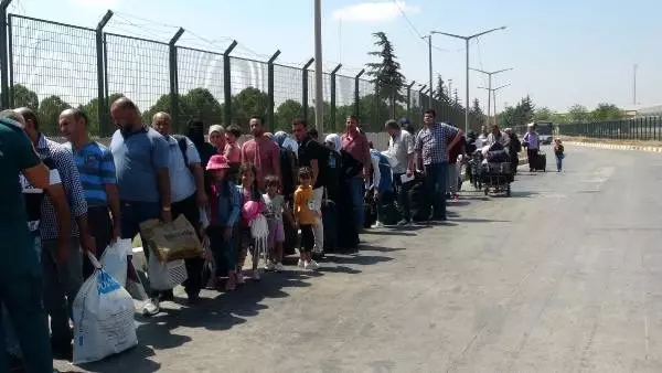Bayram ziyaretinden dönen Suriyelilerin Türkiye'ye girişi başladı Bayram ziyaretinden dönen Suriyelilerin Türkiye'ye girişi başladı