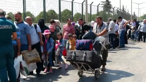Bayram ziyaretinden dönen Suriyelilerin Türkiye'ye girişi başladı Bayram ziyaretinden dönen Suriyelilerin Türkiye'ye girişi başladı