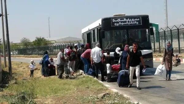 Bayram ziyaretinden dönen Suriyelilerin Türkiye'ye girişi başladı Bayram ziyaretinden dönen Suriyelilerin Türkiye'ye girişi başladı