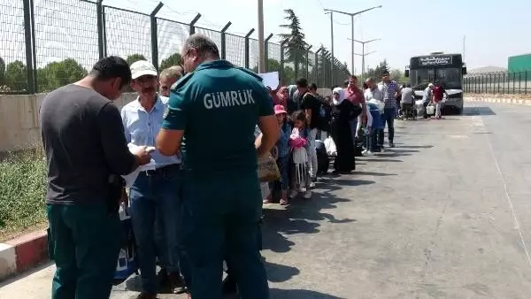 Bayram ziyaretinden dönen Suriyelilerin Türkiye'ye girişi başladı Bayram ziyaretinden dönen Suriyelilerin Türkiye'ye girişi başladı