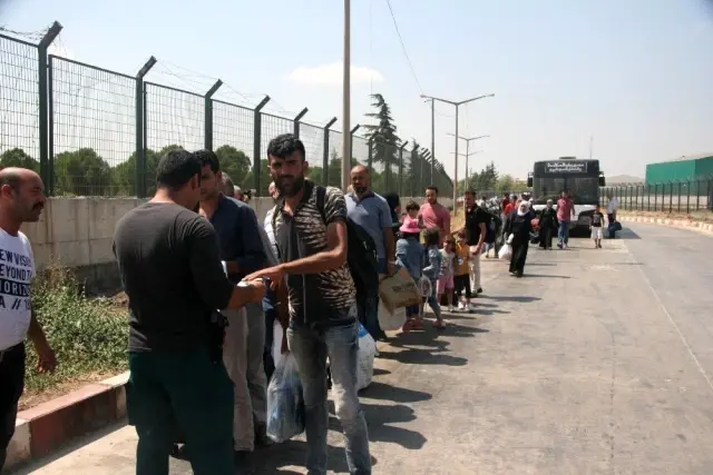Bayramı ülkelerinde geçiren Suriyelilerin dönüşü başladı Bayramı ülkelerinde geçiren Suriyelilerin dönüşü başladı