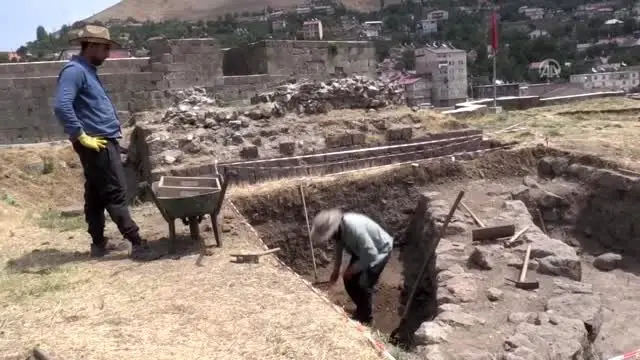 Bitlis Kalesi'nde Bizans ve Osmanlı sikkeleri bulundu Bitlis Kalesi'nde Bizans ve Osmanlı sikkeleri bulundu