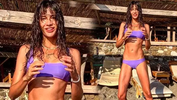 Oyuncu Berrak Tüzünataç, mor bikinisiyle annesine poz verdi Oyuncu Berrak Tüzünataç, mor bikinisiyle annesine poz verdi
