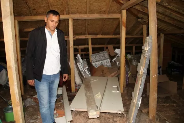 Çelik kapı ve duvarlar yıkıldı Çelik kapı ve duvarlar yıkıldı