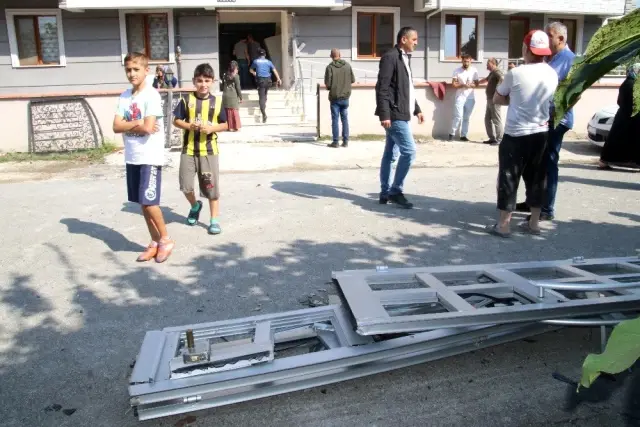 Çelik kapı ve duvarlar yıkıldı Çelik kapı ve duvarlar yıkıldı